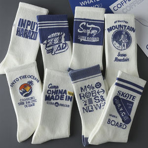 Chaussettes de sport <span class=keywords><strong>pour</strong></span> hommes personnalisées de <span class=keywords><strong>luxe</strong></span> d'automne à la mode respirant tricot personnalisé lettre rayé chaussettes de sport - Product Image 4