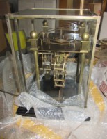 Horloge de table à mouvement mécanique en laiton antique français, à gravité, à boule tombante visible, avec plateforme d'échappement et base standard