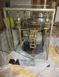 <span class=keywords><strong>Horloge</strong></span> de table à <span class=keywords><strong>mouvement</strong></span> mécanique en laiton antique français, à gravité, à boule tombante visible, avec plateforme d'échappement et base standard - Product Image 3