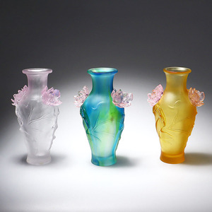 Jarrón de cristal transparente esmerilado con relieve de loto, hecho a mano, para decoración del hogar y arreglos florales. - Product Image 1