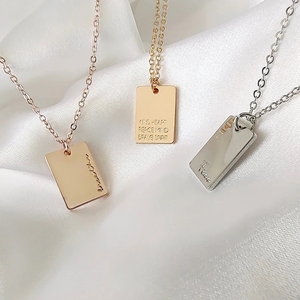 Collier pendentif rectangulaire personnalisé gravé « Dieu est en elle, elle ne tombera pas » – Bijoux chrétiens – Prix d'usine - Product Image 4