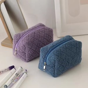 Grand sac cosmétique en cuir et plastique avec fermeture à glissière, poignée pliable et durable, motif de bonbons pour les voyages en plein air - Product Image 3