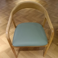 Fauteuil moderne de style nordique avec cadre en bois de frêne blanc et coussin en cuir souple, mobilier de salon écologique