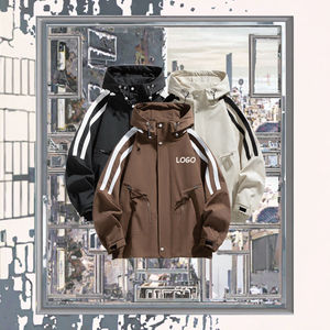 เสื้อแจ็คเก็ตซาฟารีลายพรางแบบสปริง OEM สั่งทำพิเศษ ผ้าไม่ทอ แฟชั่นกลางแจ้งสำหรับผู้ชาย ตกแต่งด้วยผ้าแบบแพทช์เวิร์ค ซิปแบบลำลอง มีกระเป๋าหลายช่อง - Product Image 3