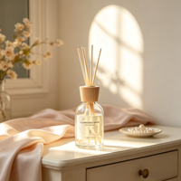 Diffuseur à bâtonnets 200 ml en verre avec fond épais, design coloré, sérigraphie et bouchon estampé à chaud, et bâtonnets en fibre