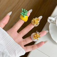 Luxuriöser Goldener Metallischer Ananas-Ring Niedlicher Emaille-Frucht-Ring mit Dickem Band Cocktail-Ringe Ästhetischer Sommer-Strand-Schmuck für Frauen