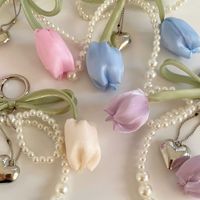 Porte-clés et breloques de sac en forme de cœur, avec perles, nœuds, rubans et fleurs de tulipes artificielles, rose et blanc, motif nœuds et amour