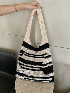 Nouveau sac fourre-tout en tricot épais de style coréen, sac fourre-tout tissé à la main de grande capacité - Product Image 3
