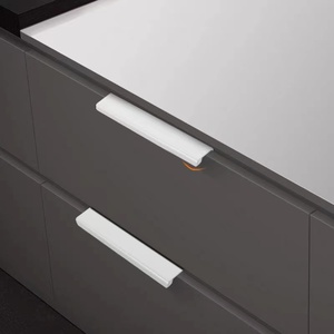 Puerta de armario blanca de suelo a techo con tirador oculto, moderna y minimalista, para cocina o guardarropa, sin perforación, con cinta de borde y tirador envolvente. - Product Image 1