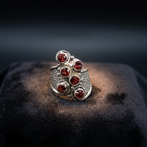 Bague en argent sterling 925 avec un design magnifique et plusieurs pierres grenats pour un usage quotidien et pour les occasions spéciales - Product Image 2