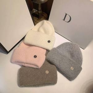 Groothandel Trendy Gebreide Mutsen Geborduurd Logo Winter Hoeden Chique Duurzame Hoofddeksels Voor Buitenactiviteiten - Product Image 1