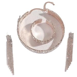 Ensemble de mariée 3 pièces style romantique, élégance ultime, collier, boucles d'oreilles et bracelet multi-rangs en strass, plaqué or 18 carats, en alliage - Product Image 4