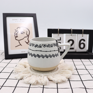 Tasse à café à thé en céramique avec logo en creux en gros avec fond naturel Tasses à thé en grès personnalisées avec motif résistant à la cire - Product Image 4