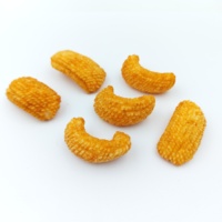 Craquelins de riz uniques en forme de rouleau de calmar à texture quadrillée, snacks croustillants aux céréales et assaisonnement tomate piquant pour service OEM en marque blanche