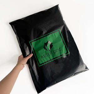 Bolsas de Envío Negras Mate Atractivas - Sobres de Poliéster Impresos en Verde Personalizados para Ropa de Marca en Comercio Electrónico - Product Image 6