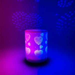 Ngày Valentine cô gái quà tặng hình trái tim đèn chiếu nhiều màu ánh sáng thay đổi dẫn ánh sáng trái tim bầu không khí đầy màu sắc ánh sáng ban đêm - Product Image 6