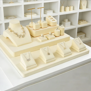 Expositor de Joyería de Microfibra con Elementos Metálicos Dorados, Soporte Personalizable para Anillos, Pulseras, Collares y Pendientes - Product Image 4