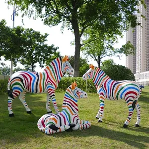 Scultura colorata degli animali di alta qualità per la decorazione del giardino personalizza le statue della vetroresina delle Zebra a grandezza naturale all'aperto delle sculture