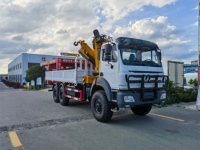 Camion de transport Beiben 6x6 avec grue montée, grue à flèche articulée hydraulique de 16 tonnes à vendre