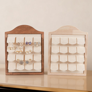 Elegante Espositore Verticale per Orecchini in Legno Massello Color Noce per Gioiellerie - Product Image 4