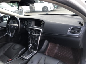 Venta al por mayor de <span class=keywords><strong>segunda</strong></span> <span class=keywords><strong>mano</strong></span> para <span class=keywords><strong>VOLVO</strong></span> V40 caja de cambios automática dirección izquierda asientos de cuero cámara trasera Interior oscuro <span class=keywords><strong>coches</strong></span> baratos disponibles - Product Image 6