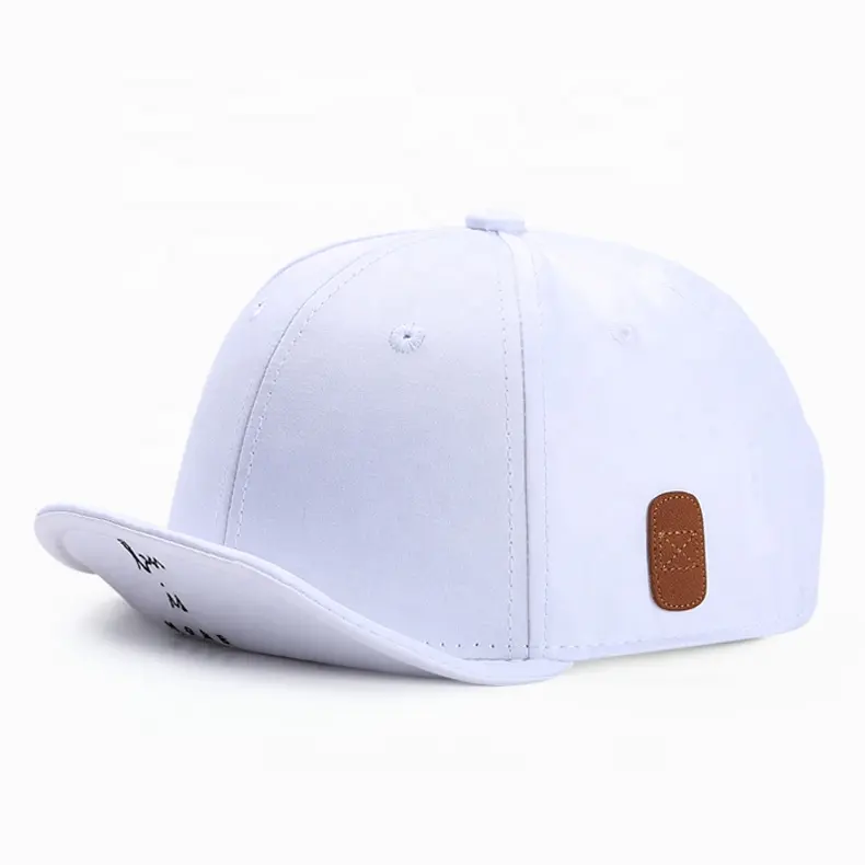 Customแฟชั่นการออกแบบสีขาวและสีดำหนังแท็กนุ่มสั้นBrim Visor Peak 6แผงSnapbackหมวก
