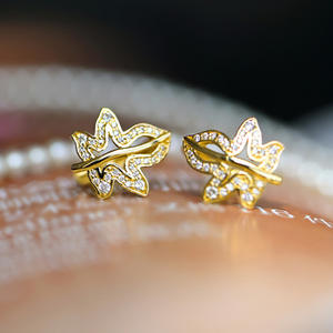 Orecchini E3851 in Oro con Diamanti, Lussuosi Orecchini da Donna con Diamanti Naturali Taglio Brillante Rotondo Colore G per Uso Quotidiano - Product Image 3