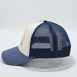 Topi Trucker Tropical Vibes - Topi Bisbol dengan Bagian Belakang Berjaring Kuning & Biru Muda, Bermotif Nanas & Pohon Palem, Bahan Bernapas - Product Image 3