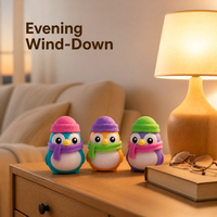Jouet Squishy Pingouin à Remontée Lente, Teal Orange Violet, avec Bonnet et Écharpe Tricotés, Anti-Stress, Compagnon de Bureau