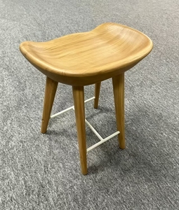 Silla de Comedor Curva de Madera Maciza, Asiento Redondeado con Vetas Naturales de la Madera, Taburete sin Respaldo para Uso Doméstico y Comercial - Product Image 6