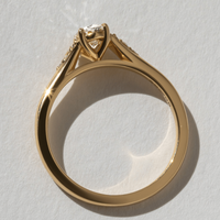 Bague de fiançailles en or blanc massif 10K 14K 18K avec diamant de laboratoire taille émeraude 1CT et pierres latérales en cluster, certifiée IGI CVD/HPHT, personnalisable