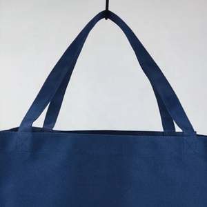 Bolsas de asas de poliéster grandes azules Bolsa de compras de poliéster Logotipo impreso Venta al por mayor Sublimación Espacios en blanco 100% Bolsa de almacenamiento portátil - Product Image 4