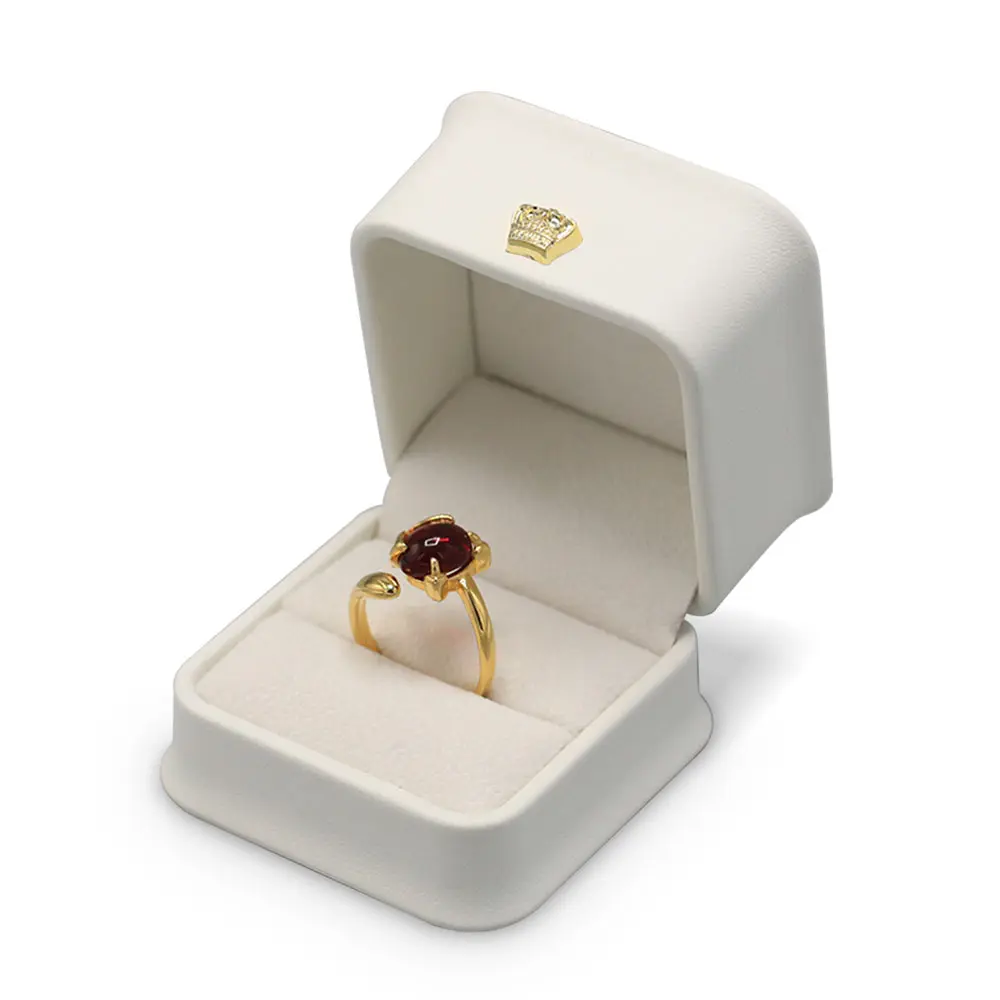 FADELI थोक अनुकूलित लक्जरी शादी सफेद क्राउन पु चमड़े कस्टम गहने बक्से अंगूठी बॉक्स अंगूठी बक्से आभूषण पैकेजिंग