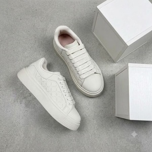 Zapatillas Deportivas de Alta Calidad para Hombre, Diseño Moderno, Casuales, Transpirables, con Cordones, Parte Superior de Malla, con Tachuelas y Suela Gruesa - Product Image 1