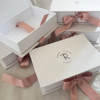 Boîte à souvenirs de mariage de luxe personnalisée en gros, boîte cadeau en carton rigide avec ruban en satin pour les souvenirs de la mariée