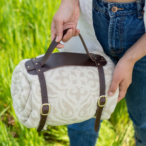 Correas de sujeción personalizadas para colchonetas de camping al aire libre, venta al por mayor de fábrica, correas de sujeción para paños de picnic, correas para colchonetas de fitness, ejercicio y yoga de PU - Product Image 1