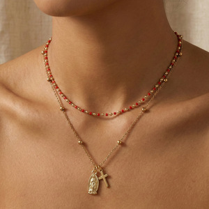 Collier double couche en perles rouges avec médaille Vierge Marie et pendentif croix, bijoux religieux superposés pour femmes - Product Image 2