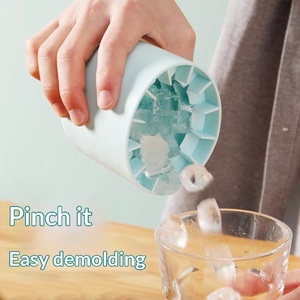 Molde cilíndrico de silicona para cubitos de hielo con 60 compartimentos, fácil de desmoldar, exprimidor de hielo - Product Image 1