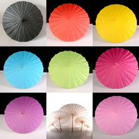 Parapluie en papier fait main avec manche en bois coloré, idéal pour la décoration de mariage et les accessoires photo – Artisanat en bambou DIY à prix de gros Nicro