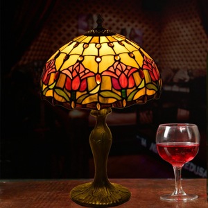 Buntglas-Tischlampe Nachtlicht mit 12-Zoll-Breite Tulpenblumen-Lampenschutz Metallbasis