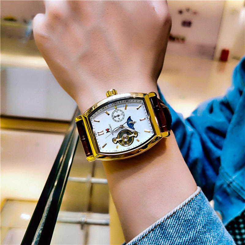 Brun avec une croûte dorée et un visage blanc