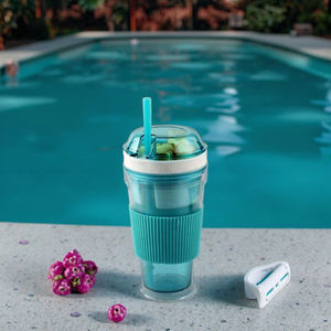 Vaso de Plástico Reutilizable para Jugo, Color Caramelo, con Tapa de Domo y Pajita, Libre de BPA - Product Image 3