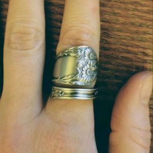 Anello Aperto Vintage Daisy da Donna, Stile Dark, Audace e alla Moda, per Uso Quotidiano e Feste, Accessorio da Mano, Regalo - Product Image 3