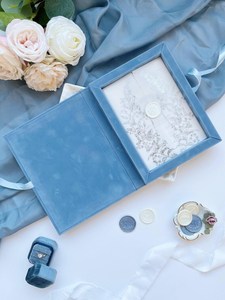Boîte en velours bleu poussiéreux pour invitation de mariage 5X7 Boîtes à souvenirs en feuille d'or Monogram 15e cartes d'anniversaire Carte De Mariage - Product Image 4