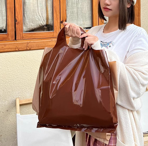 Bolsa de mano de plástico negro mate de lujo con nombre de marca impreso para embalaje minorista de moda - Product Image 6