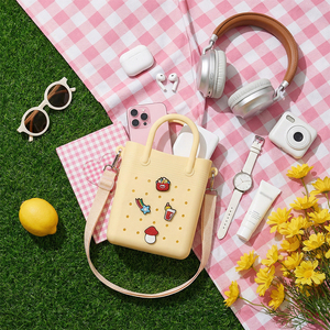 Sac bandoulière portable de mode en gros, étui de téléphone en silicone, sac de voyage croisé pour fille avec breloques DIY - Product Image 5