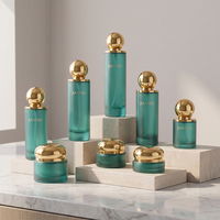 Usine OEM ODM : Pots en verre turquoise pour crème visage et flacons pompe à lotion avec bouchon doré pour emballages de soins de la peau