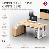 Bureau de direction moderne avec plateau aspect bois clair, base en U blanche et armoire de rangement roulante