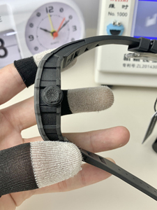 Reloj Mecánico de Lujo de Alta Gama con Fibra de Carbono, Movimiento Central Tourbillon, Características de Buceo, Esfera con Indicadores, Cristal de Zafiro - Product Image 3