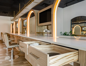 Diseño de Interiores de Salón de Belleza de Lujo |   Estaciones de Estilismo Minimalistas Francesas Modernas, Espejos LED Personalizados de Roble y Latón, Equipamiento Completo para Salón de Belleza - Product Image 2